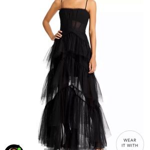 Black gown. Stunning fits a 2-4 🥰